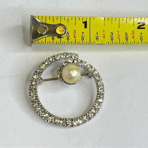 Marvella Circle Brooch Rhinestone Faux Pearl Silver Tone Vintage Jewelry - Picture 2 of 9